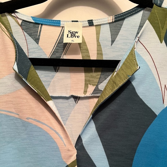 Sew In Love Woman’s Blue and Green Abstract Blouse | Size XL | Wrinkle Free - Picture 5 of 5
